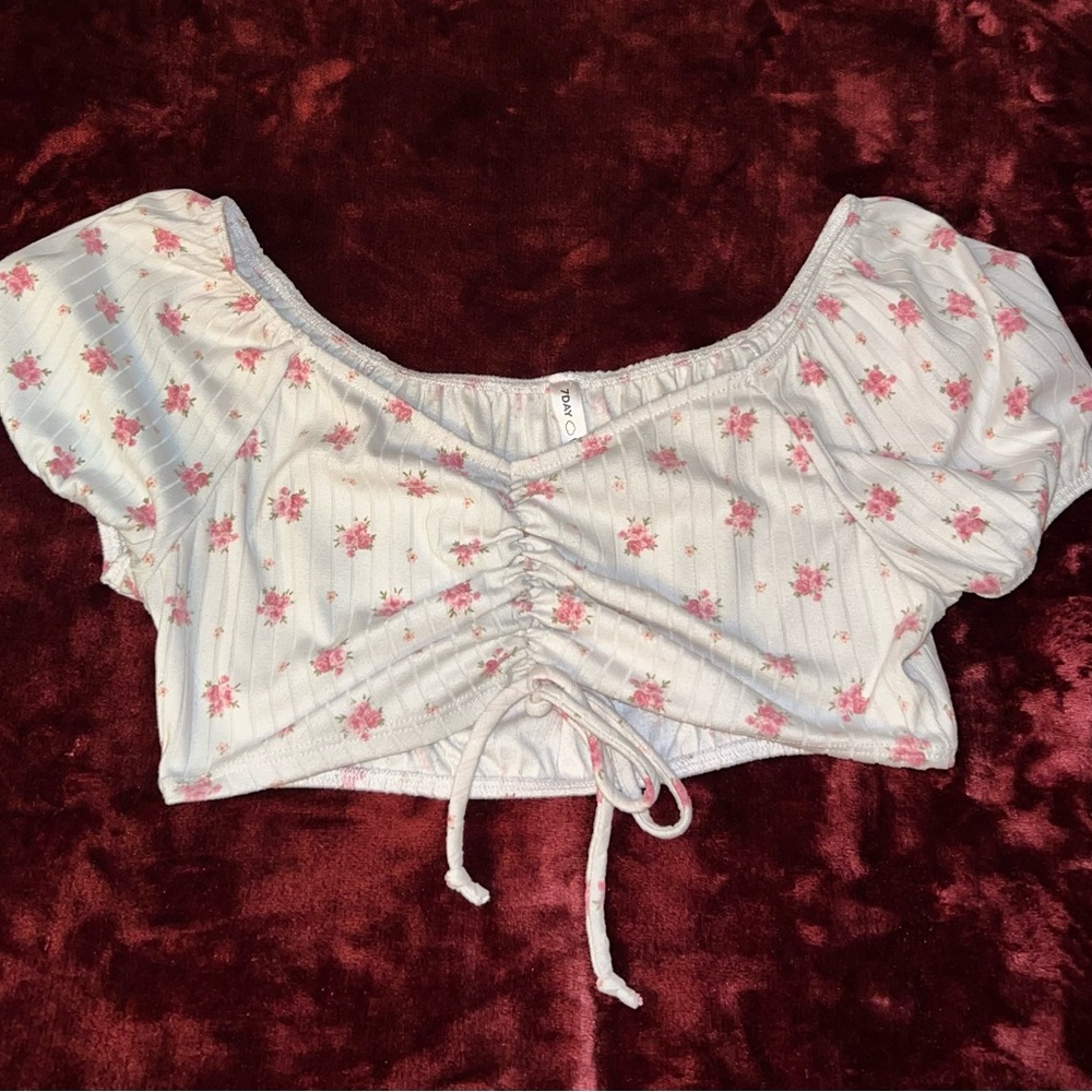 Chic Floral Ruched Crop Top in White and Pink